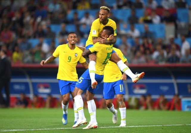 Neymar cae al piso luego de que Adem Ljajic de Serbia lo derribara camino hacia el arco.