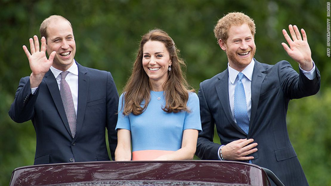 El príncipe Guillermo y Catalina, y el príncipe Enrique, son conocidos ahora como el duque y la duquesa de Cambridge, y el duque de Sussex, respectivamente.