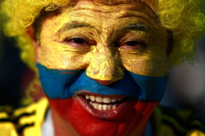 Un fanático colombiano anima a la selección desde la tribuna.