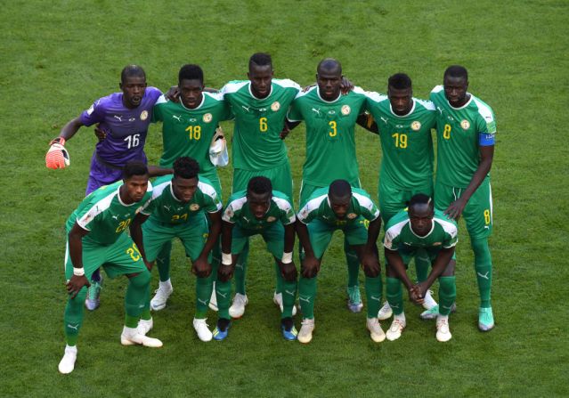 La titular de Senegal ante Colombia: Khadim Ndiaye, Ismaila Sarr, Salif Sane, Kalidou Koulibaly, Mbaye Niang, Mbaye Niang. Abajo de izquierda a derecha: Keita Balde, lamine Gassama, Ismaila Sarr y Sadio Mane.