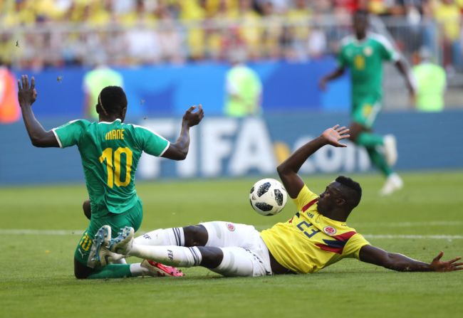 Al minuto 17 Davinson Sánchez de Colombia va por la pelota en el área, tumbando al delantero Sadio Mane de Senegal.