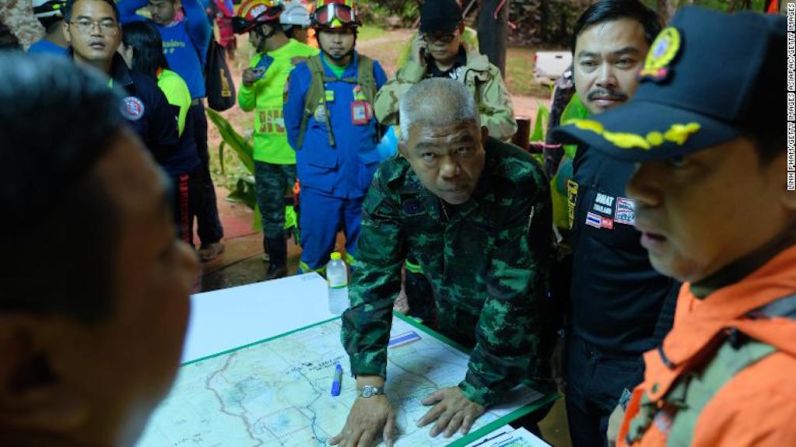 Funcionarios tailandeses miran el mapa de la cueva Tham Luang Nang Non el 28 de junio de 2018 durante la búsqueda de los 12 niños y su entrenador.