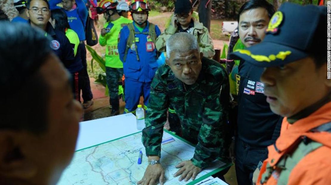 Funcionarios tailandeses miran el mapa de la cueva Tham Luang Nang Non el 28 de junio de 2018.