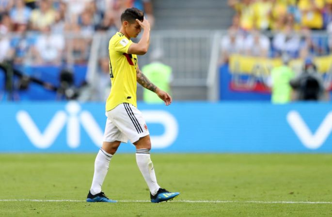 James sale de la cancha lamentándose hacia los 30 minutos del primer tiempo.