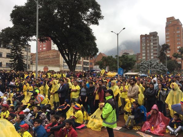 En Bogotá la lluvia no es un obstáculo para que los fanáticos acompañen a su selección en este partido frente a Senegal. Al terminar el primer tiempo el marcador parcial tenía a Colombia fuera del Mundial.