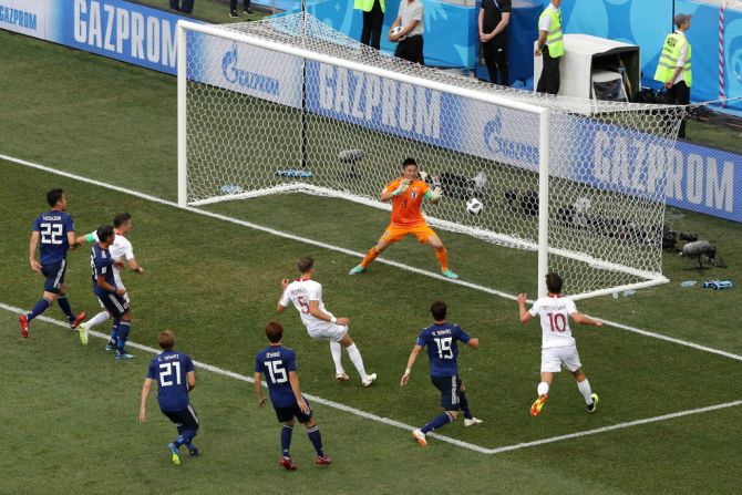 Jan Bednarek de Polonia anota el primer gol frente a Japón en el minuto 59. Con ese resultado previo, Japón queda fuera del Mundial y Colombia clasifica en segunda posición.