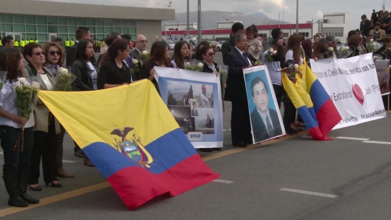 CNNE 538667 - llegan a casa restos de periodistas ecuatorianos asesinados