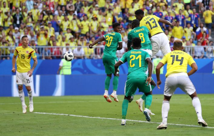 Yerry Mina brilla de nuevo en la cancha con un cabezazo tras un tiro de esquina y anota el primer de Colombia frente a Senegal. Es el segundo gol de Mina en Rusia 2018.