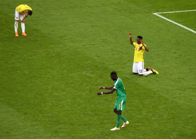 Yerry Mina, defensa colombiano y autor del gol de la victoria, se arrodilla al finalizar al juego contra Senegal.