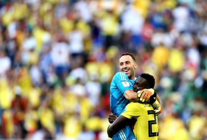 David Ospina y Dávinson Sánchez celebran al final del encuentro con Senegal su clasificación a octavos de final.