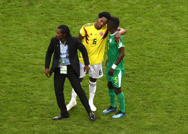 Carlos Sánchez de Colombia abraza a Idrissa Gana Gueye de Senegal tras la derrota de los leones senegaleses del Mundial.