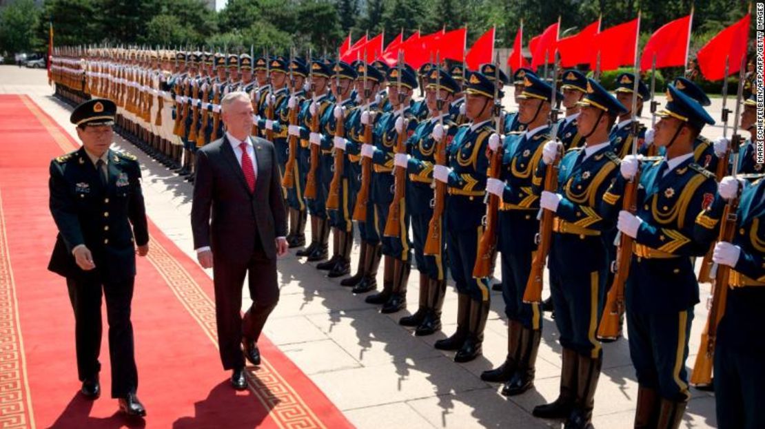 El secretario de Defensa de EE. UU., Jim Mattis, y el ministro de Defensa de China, Wei Fenghe, inspeccionan a la guardia durante una ceremonia de bienvenida en el Edificio Bayi en Beijing el 27 de junio de 2018.