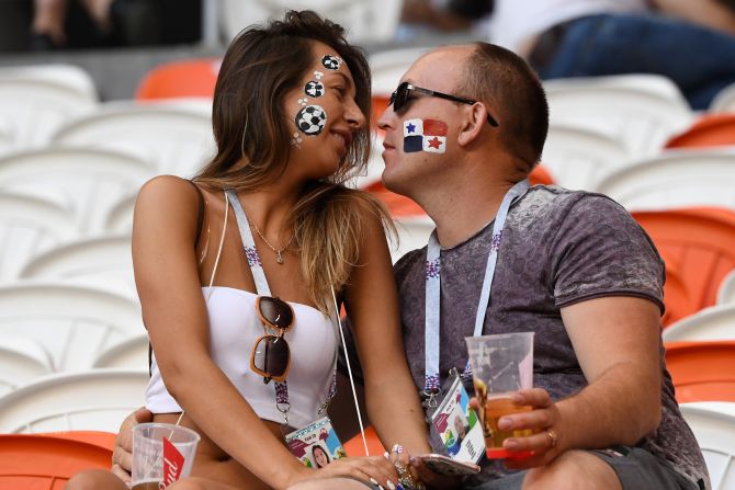 Una pareja se besa antes del partido entre Panamá y Túnez.