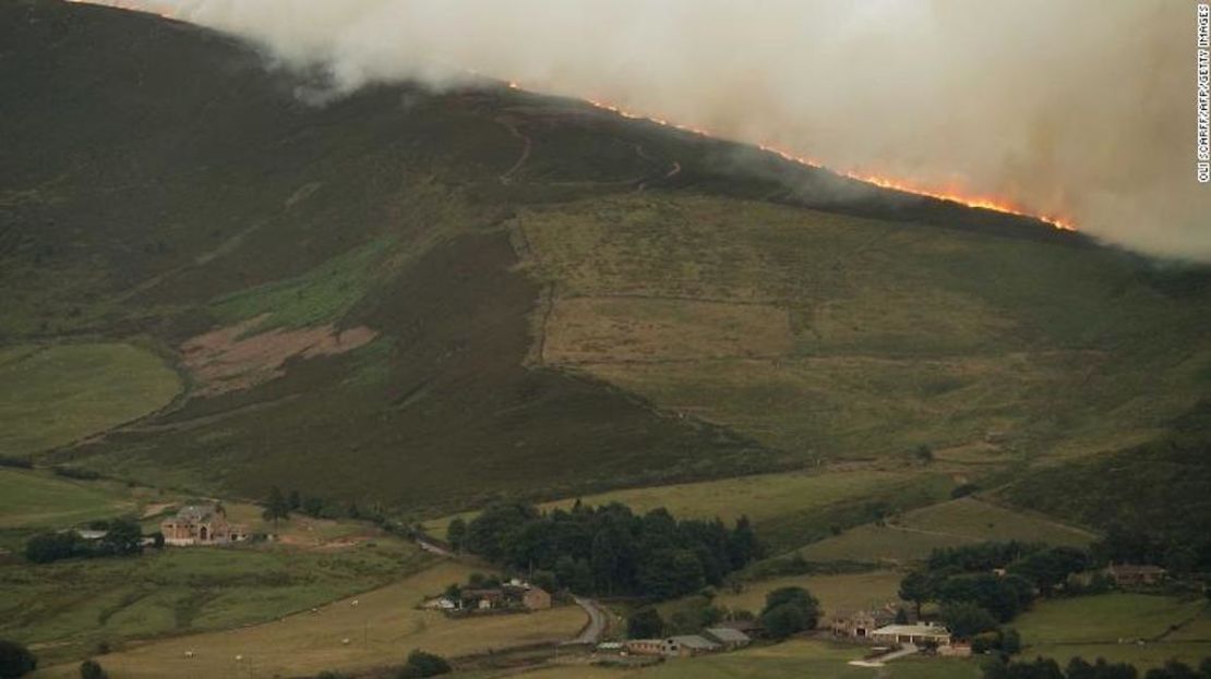 Así se veía el incendio en la Reserva Dove Stone cerca de Stalybridge en el noroeste de Inglaterra el 26 de junio de 2018.