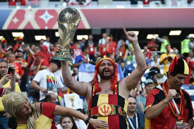 Fanáticos de Bélgica en ambiente festivo previo al encuentro contra Inglaterra.