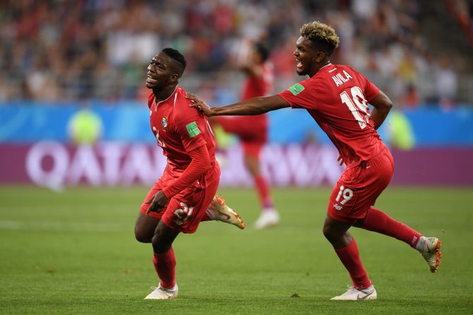 Jose Luis Rodriguez de Panamá celebra con su compañero Ricardo Avila después de marcar el primer gol de su equipo durante el Mundial de Fútbol.