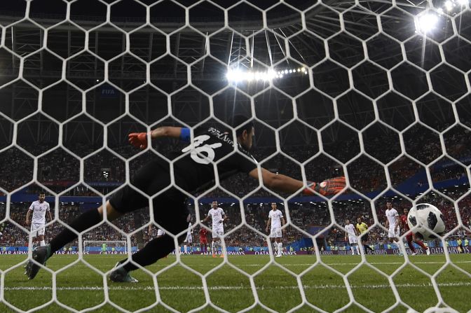 El arquero de Túnez, Aymen Mathlouthi encaja un gol en el partido contra Panamá.