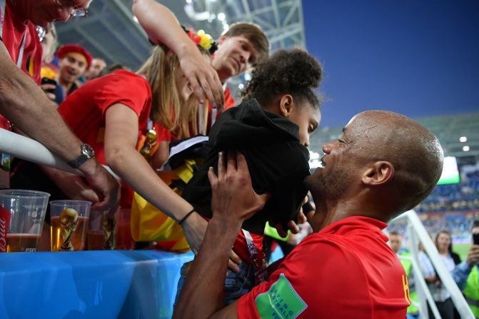 Vincent Kompany de Bélgica celebra con su hija la victoria de su selección ante Inglaterra.