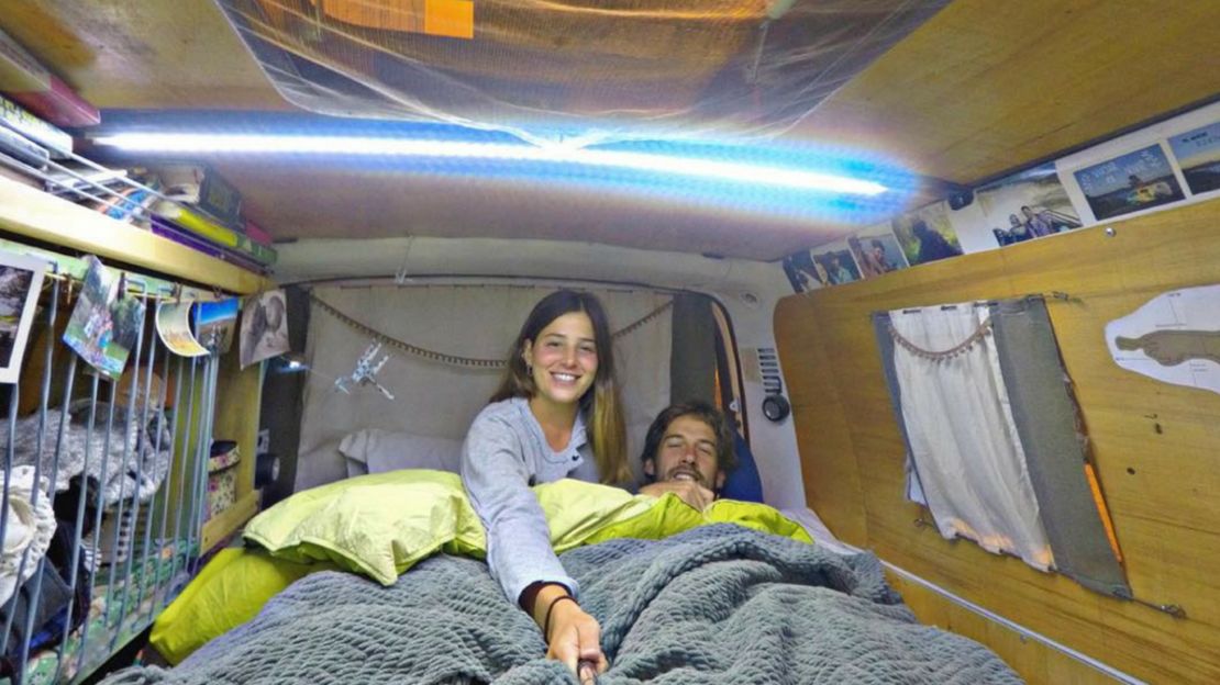 Una imagen de cómo los viajeros dormían al interior de la Toyota Hiace.