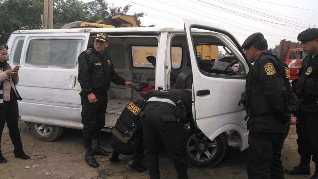 La van fua hallada pintada de blanco, en una zona a las afuera de Lima, capital de Perú.