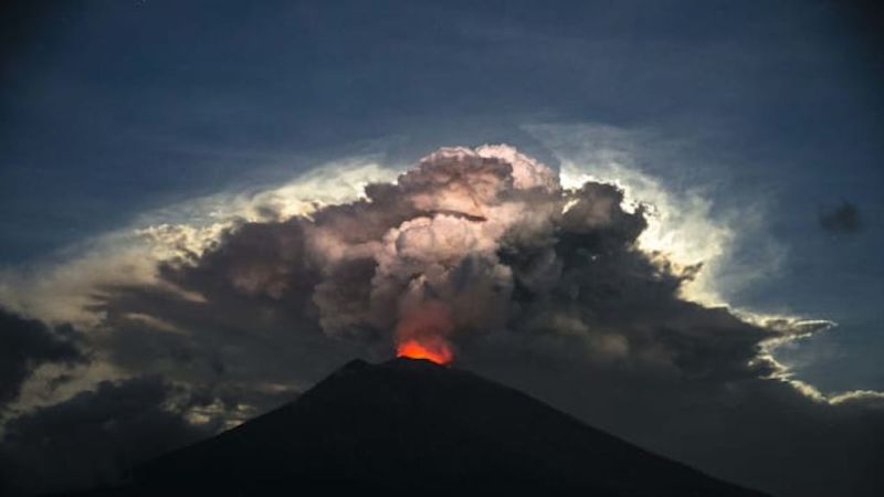 Reabren aeropuerto de bali luego de que la erupción del volcán monte agung retrasara cientos de vuelos | cnn