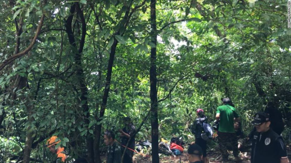 Los excursionistas tienen que ir por la espesa jungla y las difíciles condiciones en el camino hacia el sitio de la chimenea.