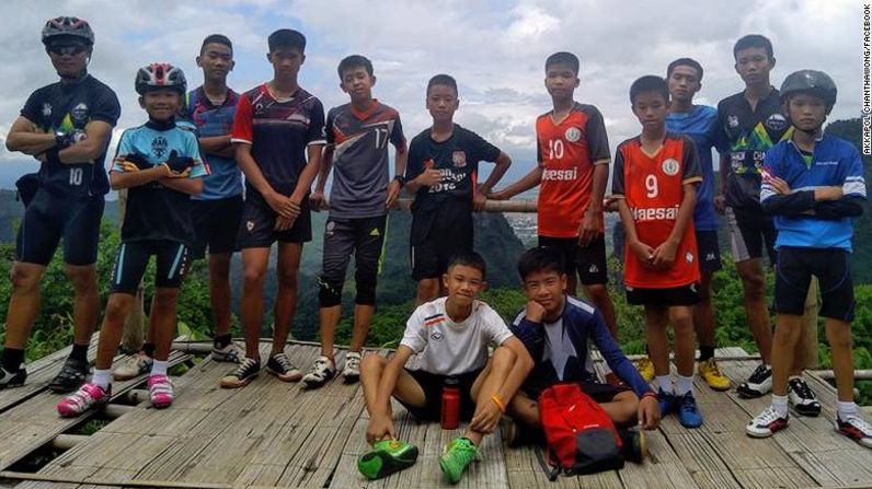 El equipo de fútbol desaparecido en una cueva en Tailandia, en la foto con su entrenador. Este lunes las autoridades lograron encontrarlos en el intrincado sistema de cuevas. Están con vida.