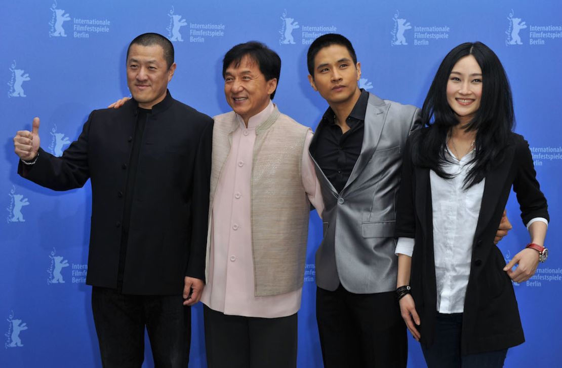 En esta foto aparecen de izquierda a derecha el director Ding Sheng, y los actores Jackie Chan, Steve Yoo (Yoo Seung-jun) y la actriz Peng Lin durante el Festival Internacional de Cine de Berlín en 2016. Yoo obtuvo la ciudadanía estadounidense y no prestó servicio militar en Corea del Sur.