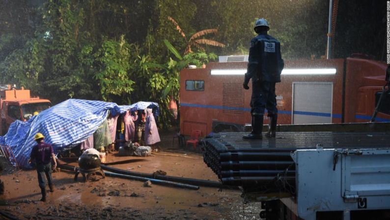 Las intensas lluvias en Tailandia retrasaron las labores de búsqueda del equipo de fútbol.