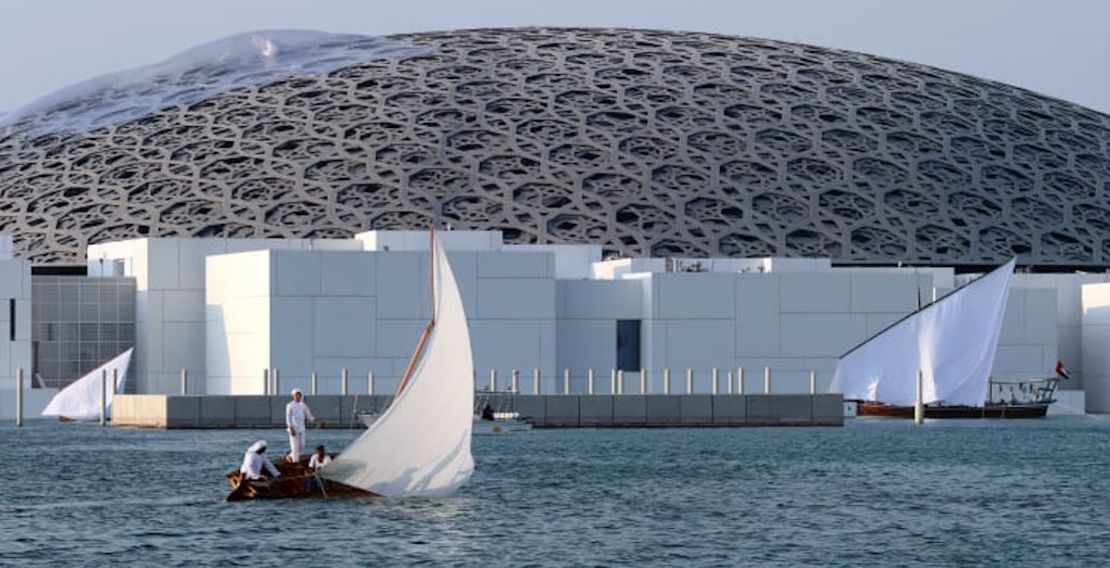 Pescadores lanzan sus redes cerca del Louvre de Abu Dhabi.