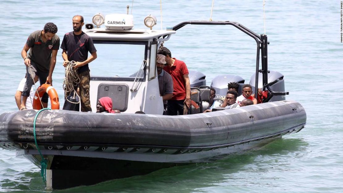 Los migrantes que sobrevivieron al hundimiento de un bote inflable frente a la costa de Libia son llevados a tierra al este de la capital, Trípoli, el viernes.