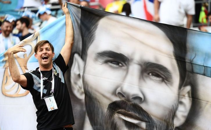 Francia y Argentina se enfrentaron en el primer partido de este sábado en Rusia 2018, el cual inauguraba la ronda de octavos de final. En la imagen, hinchas argentinos en el estadio en Kazán.