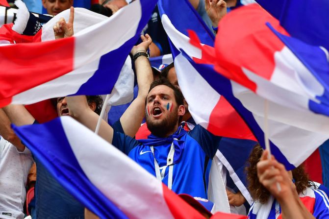 Fanáticos de Francia en las gradas del estadio antes del inicio del partido.