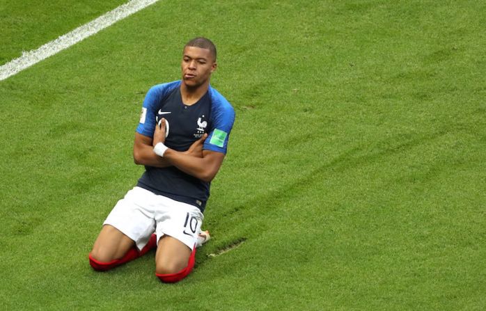 Sin embargo, la figura del encuentro fue Kylian Mbappé. El jugador de 19 años primero provocó el penalti que le dio el primer gol a Francia y, en el segundo tiempo, anotó dos goles con los que el marcador final quedó 4-3.