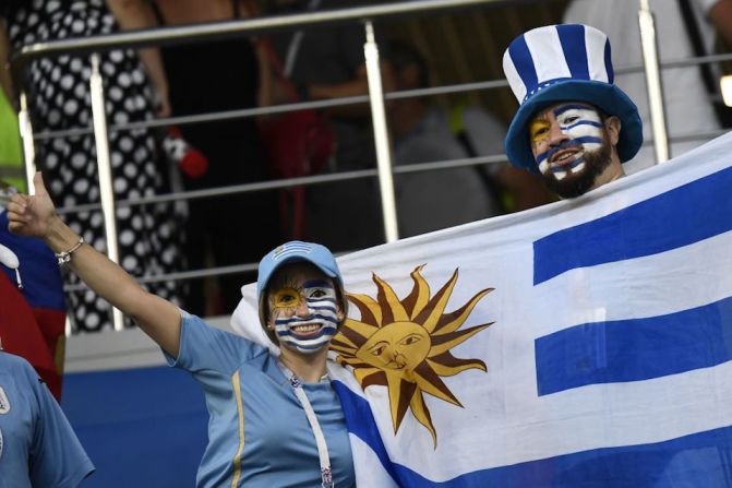 El segundo partido de la jornada fue entre Uruguay y Portugal. En la imagen, hinchas uruguayos en el estadio en Sochi.