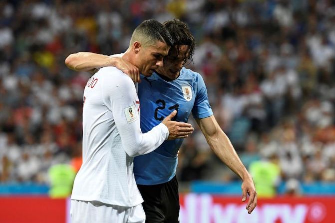 Cristiano Ronaldo ayuda a Cavani, quien resultó lastimado, a salir de la cancha.