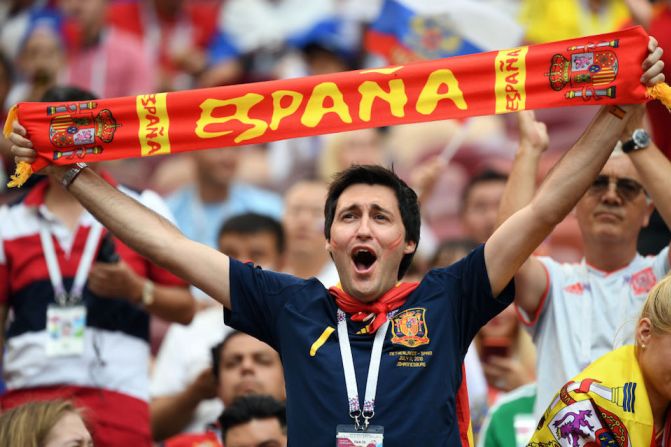 Fanáticos españoles apoyando a su equipo en el estadio en Moscú.