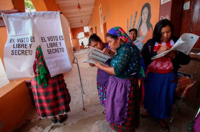 Mujeres zapotecas votan en San Bartolomé Quialana, en el estado de Oaxaca.