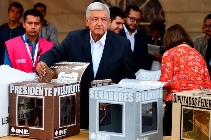 Andrés Manuel López Obrador, candidato presidencial de la coalición Juntos Haremos Historia, vota en la Ciudad de México.