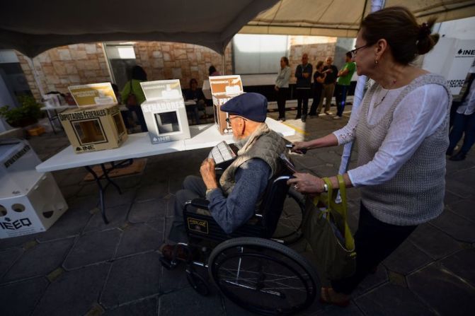 Un hombre mayor vota en Querétaro.