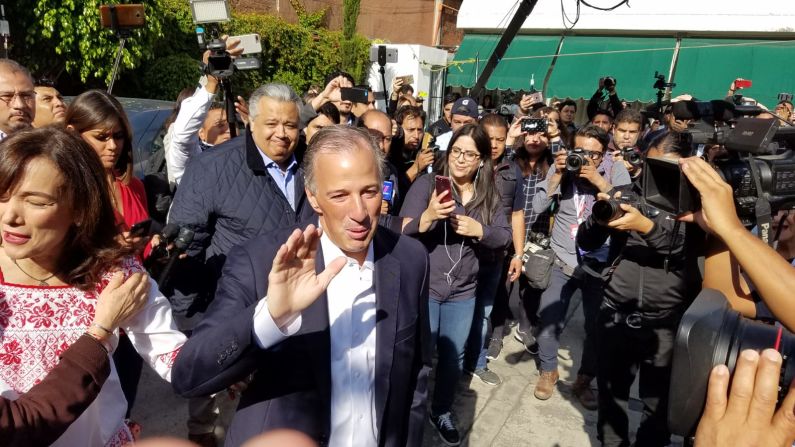 El candidato presidencial de la coalición Todos por México, José Antonio Meade, llega a su mesa de votación en la Ciudad de México.