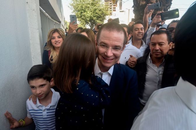 Ricardo Anaya, candidato presidencial de la coalición Por México al Frente llega a votar acompañado de su familia en Querétaro, México.