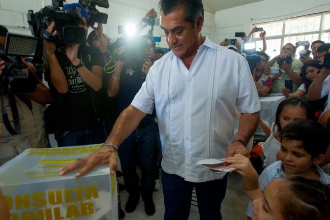 El candidato presidencial independiente Jaime "El Bronco" Rodriguez Calderón vota en Monterrey, México.