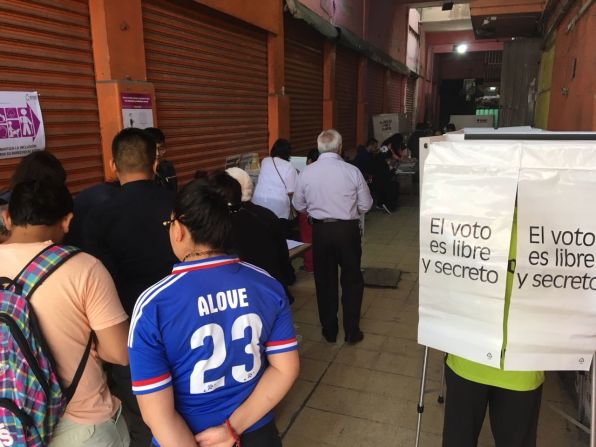 Filas para votar en la Ciudad de México. Los adultos mayores pasan primero.