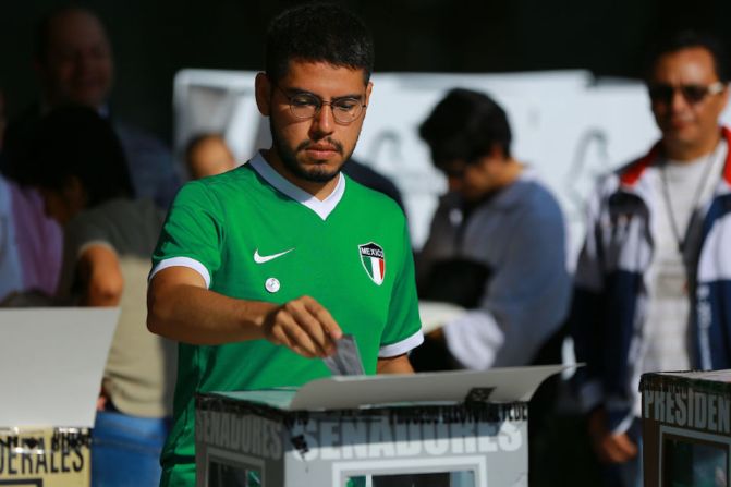 Electores en una mesa de votación en la Ciudad de México.