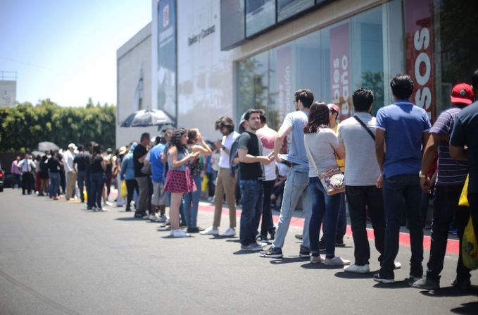 Largas filas para votar en Tijuana, México.