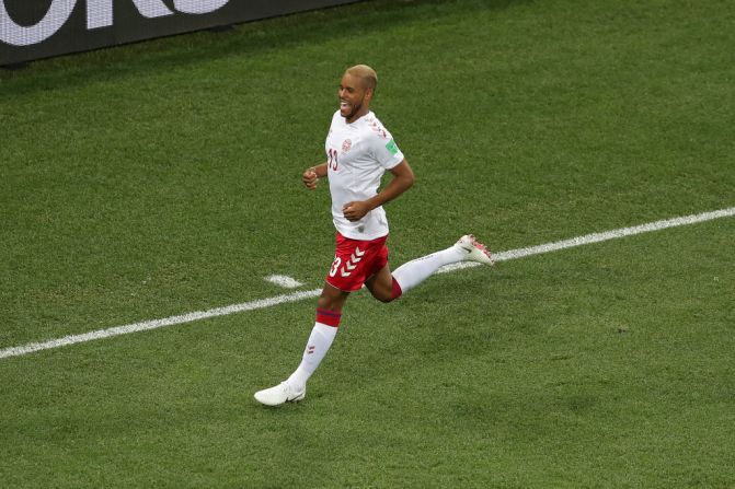 Mathias Jorgensen de Dinamarca celebra el gol que marcó en el primer minuto del partido contra Dinamarca.