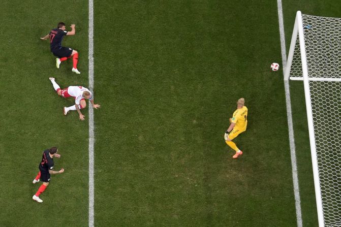 Mario Mandzukic de Croacia anota el empate ante Dinamarca a los 4 minutos de juego, después de que en el primer minuto Dinamarca anotara el primer tanto.