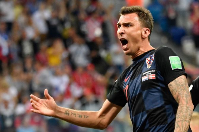 El jugador de Croacia Mario Mandzukic celebra el gol que acaba de marcar en el partido que disputa contra su equipo contra Dinamarca para pasar a los cuartos de final del Mundial. El marcado del encuentro se mantiene 1-1 hasta el tiempo de adición.