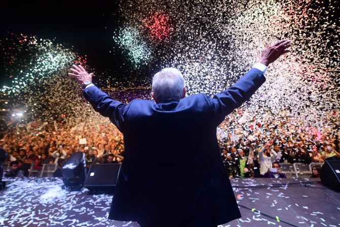 AMLo celebra su victoria en el Zócalo de la Ciudad de México.